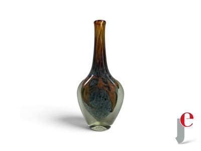 un vase en verre posé sur une surface blanche