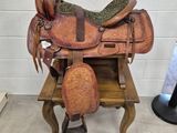 une selle de cheval posée sur un banc en bois