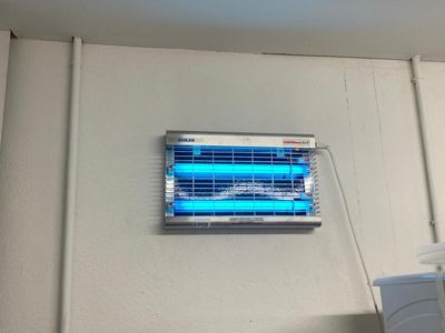 une photo d'un radiateur bleu fixé à un mur blanc
