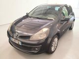 une photo d'une voiture noire dans une pièce blanche