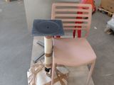 une chaise posée sur une palette dans un entrepôt