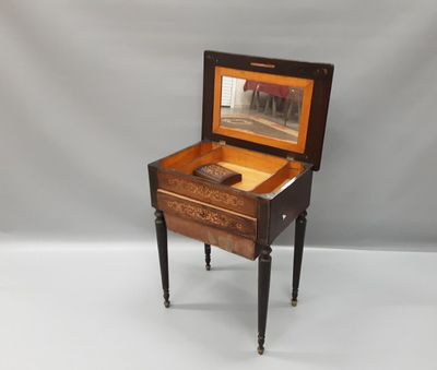 Travailleuse en marqueterie à filets de bois clair à deux ti…