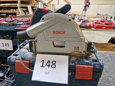 une machine posée sur une boîte