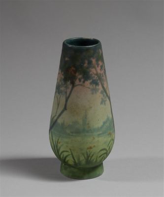 un vase vert orné d'une peinture représentant un arbre