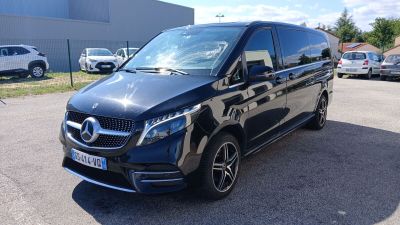 Le monospace Mercedes Classe V est garé sur un parking