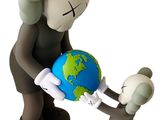 une figurine représentant un homme tenant un petit globe terrestre
