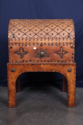 un vieux coffre en bois orné de rivets