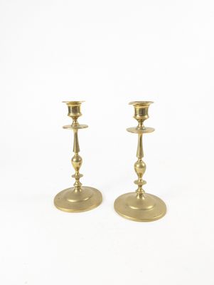 une paire de chandeliers en laiton sur fond blanc