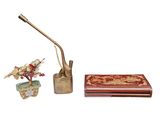 une boîte en bois sur laquelle sont représentés un stylo et un vase avec des fleurs