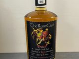 une bouteille de rhum posée sur une table