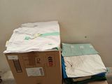 des cartons empilés les uns sur les autres dans une pièce, près d'un mur