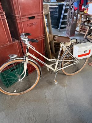 un vélo garé à côté d'une pile de cartons