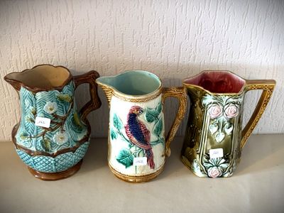 trois vases posés sur une table