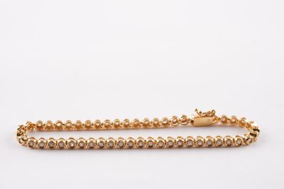 un bracelet en chaîne d'or avec un fermoir orné de perles