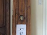 une horloge grand-père dans le coin d'une pièce avec un panneau dessus