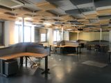 une pièce où se trouvent plusieurs bureaux