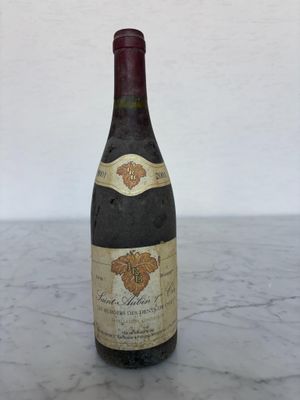 une bouteille de vin posée sur une table