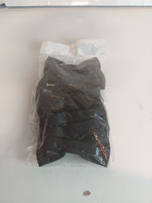 un sachet de chocolat posé sur un comptoir