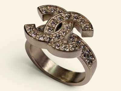 gros plan d'une bague avec des diamants sur fond blanc