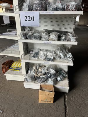 de nombreux articles à vendre sur les étagères du magasin