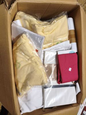 une boîte en carton remplie de vêtements et d'autres objets