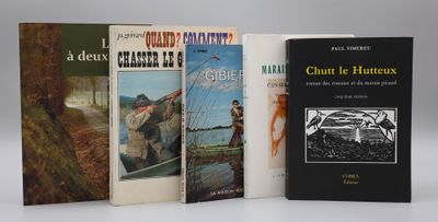 trois livres sont empilés sur une surface blanche
