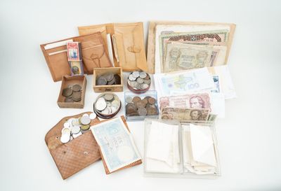 beaucoup d'argent et d'autres éléments qui sont sur la table