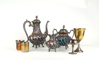 un ensemble d'objets en argent et en verre posés sur une table