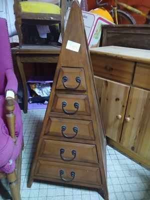 une chaise violette qui se trouve à côté d'une grande tour en bois