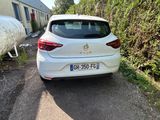 une voiture blanche garée sur le bord de la route