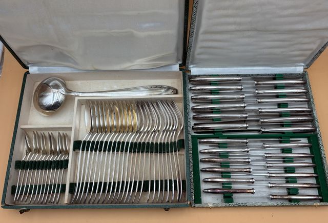 Ménagère en métal argenté en coffrets modèle art déco comprenant 