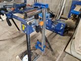 une machine posée sur une table dans une pièce