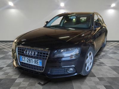 une image d'une audi noire garée dans un garage