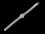 gros plan d'une montre-bracelet sur fond noir