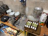 une table sur laquelle se trouvent plusieurs objets
