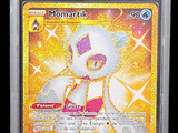gros plan d'une carte pokemon sur fond noir