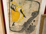 une photo d'une photo d'une femme en robe jaune, et une photo d'une femme en robe jaune, et une photo d'un homme en