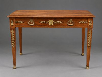 une petite table avec un tiroir en haut et un tiroir en bas
