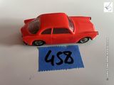 une petite voiture rouge posée sur une table