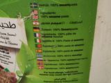 un seau rempli de nourriture posé sur une table