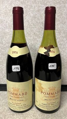 deux bouteilles de vin posées l'une à côté de l'autre sur un comptoir
