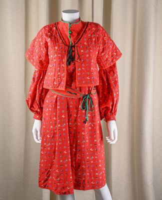 une photo d'un mannequin vêtu d'une robe rouge