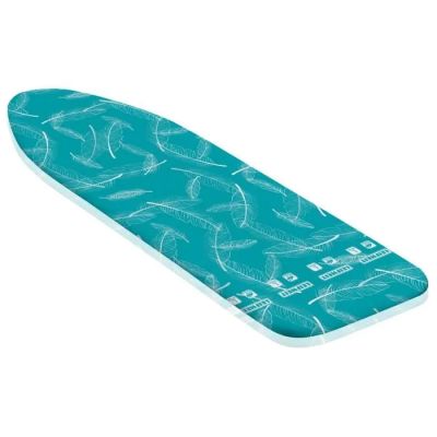 une image montrant un gros plan d'une planche de surf sur fond blanc