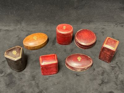 plusieurs types de boîtes en cuir posées sur un fond noir
