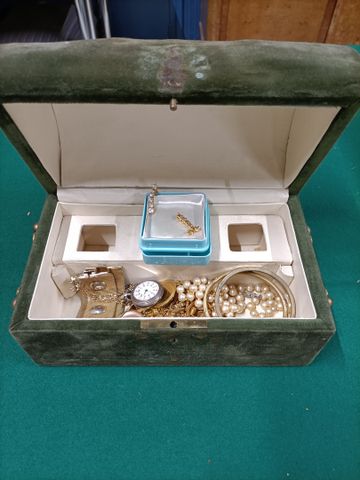 Petit lot de bijoux fantaisie dans coffret à bijoux