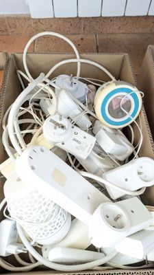une boîte en carton remplie d'appareils électroniques et de câbles
