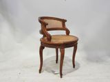 une image représentant une chaise en bois avec une assise en osier sur fond blanc