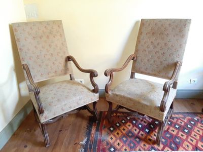 deux chaises assises l'une à côté de l'autre sur un tapis