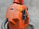 a chainsaw that is sitting on top of a wall