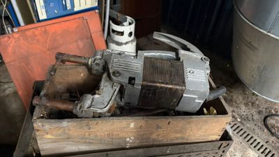 une machine posée sur une caisse en bois